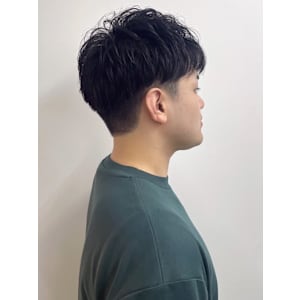 刈り上げツーブロック　ダウンパーマ　黒髪ショートパーマ