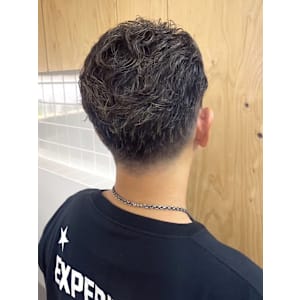 刈り上げショート　モヒカン　ナチュラルパーマ　オールバック