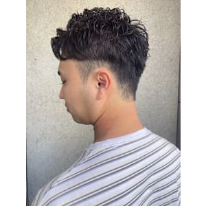 刈り上げショート　スパイラルパーマ　束感スタイリング　30代