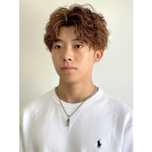 ナチュラルパーマ　ベージュカラー　センターパートマッシュ