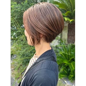 大人マッシュショート　前下がりレイヤーボブ　ベージュ