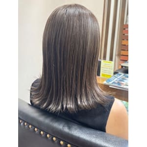 外ハネミディアム　ハイライトカラー　アッシュベージュ