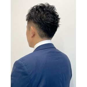 ナチュラルパーマ　ビジネススタイル　刈り上げツーブロック