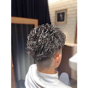 ツーブロックショート／七三分け/バーバースタイル