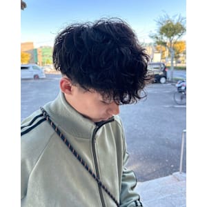 ナチュラルパーマ　メンズ　マッシュ刈り上げ