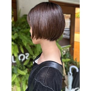 ショートボブ　20代30代　アッシュグレー　丸みボブ　艶感