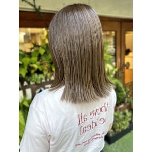 オリーブベージュ　外ハネミディ　ハイトーン　20代30代