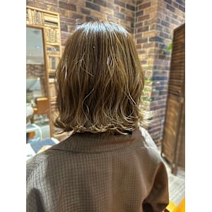 オリーブベージュ×ボブ