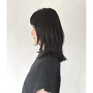 ブルーブラックカラー・顔周りレイヤー・くびれミディアム