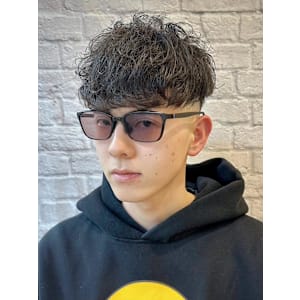 スキンフェード＋スペインカール風