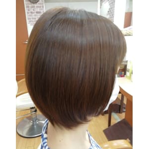 軽めのショートボブ&ライトベージュブラウン(白髪&お洒染め) - apollona【アポローナ】掲載中