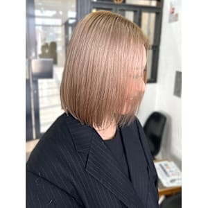 ミルクティーベージュ　丸みボブ　透明感カラー　ダブルカラー