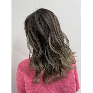 オリーブグレージュ