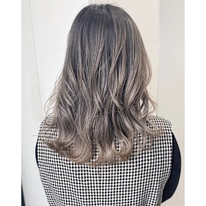 アッシュグレージュのナチュラルグラデーションカラー