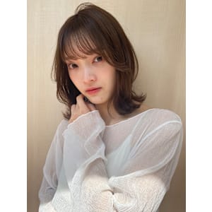 顔まわりレイヤー×くびれヘア/大園芽依