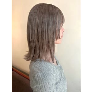 ミルクティーアッシュ　ミディアムレイヤー　外ハネミディ