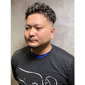 スキンフェード　クロップ　スパイラルパーマ　ハイライトカラー