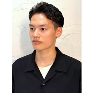 ダウンパーマ　ツーブロックショート　アップバング　黒髪