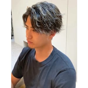 サイドパート　ハイライトカラー　ナチュラルパーマ　カジュアル