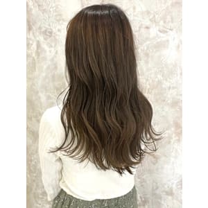 グレージュカラー　巻き髪ロングヘア　アッシュカラー　くすみ