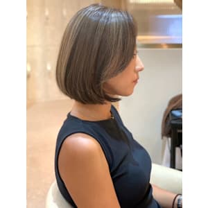 ハイライトカラー　白髪ぼかし　顔周りレイヤー　内巻きボブ