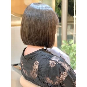 切りっぱなしボブ　グレージュ　髪質改善　ツヤ髪ボブ