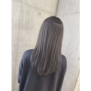 ストレートロング　シルバーグレージュ　おおたかの森