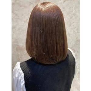 ラテベージュ　内巻きミディアムレイヤー　ハイトーン　髪質改善