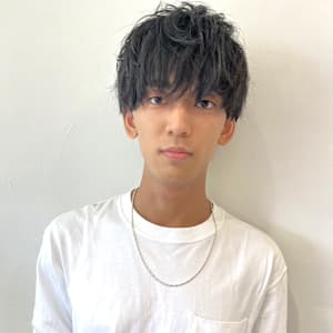 束感　マッシュ　ツーブロック　黒髪