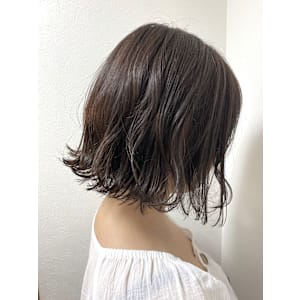 脱白髪染め 育てるハイライト 透明感カラー 切りっぱなしボブ