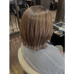 脱白髪染め 育てるハイライト ミディアムスタイル アッシュ