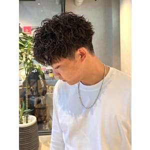 ツイストスパイラル　ツーブロック　強めパーマ　束感　20代