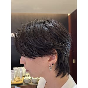 韓国ヘア　センターパートウルフ　フィリックス風　カルマパーマ