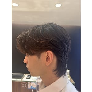 韓国ヘア　ミディアムウルフ　センターパート　カルマパーマ