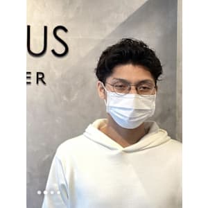 ツーブロックで映えるカーリースパイラルパーマ<理容室>