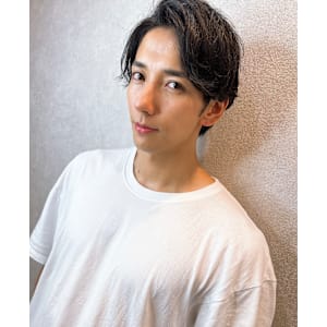 爽やかなセンターパートメンズスタイルお任せ下さい担当平川友理