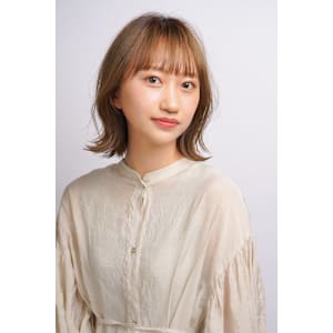 ぱっつんバングの外ハネミディアムボブ