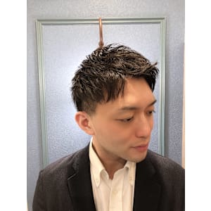 ビジネスマン　ツーブロック　アップバング