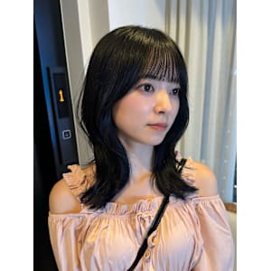 ミディアムレイヤー/韓国風/くびれスタイル/黒髪/艶髪