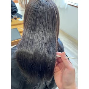 ミディアムヘアのツヤ髪