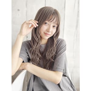 透け感グレージュのセミウェットアレンジ