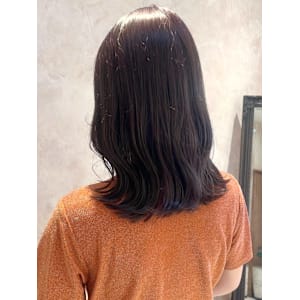 暗髪カラー　ラベンダーグレー　ミディアムレイヤー　ゆる巻き