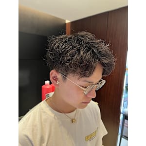 ツイストスパイラル　ツイストスパイラルパーマ　センターパート