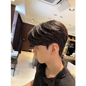 韓国人俳優　メンズ韓国ヘア　ダウンパーマ　カルマパーマ　