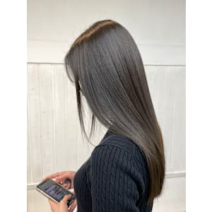 大人レイヤーロンググレーベージュ黒髪アッシュブラック艶髪