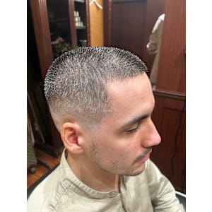 MEN’S外国人風バズカットミドルスキンフェード