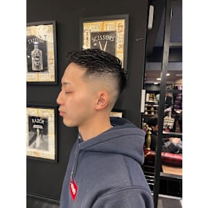 外国人風フェードメンズショートベリーショートアップバング