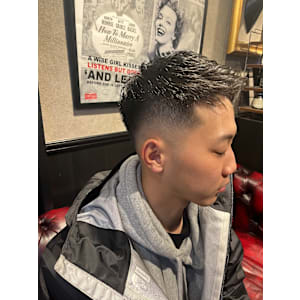 外国人風フェードメンズショートベリーショートアップバング