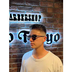 外国人風フェードメンズショートベリーショートアップバング