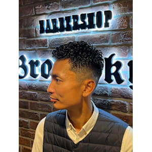 外国人風フェードメンズショートベリーショートアップバング